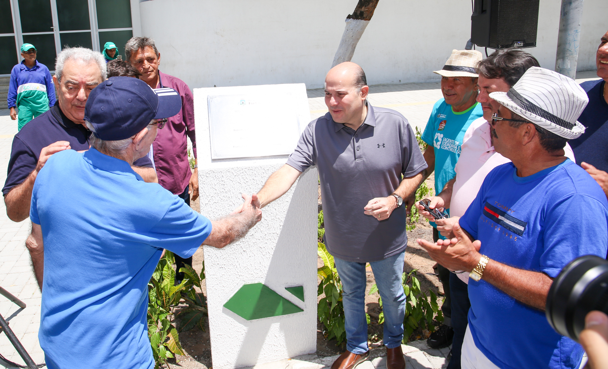 prefeito descerra a placa de inauguração da praça